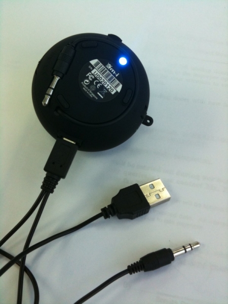 外接 USB 線為叉電, 3.5mm 線為接駁多隻 X-mini