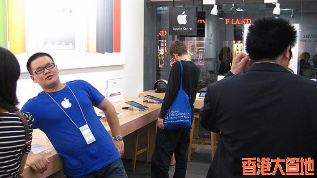 933855-fake-apple-store.jpg