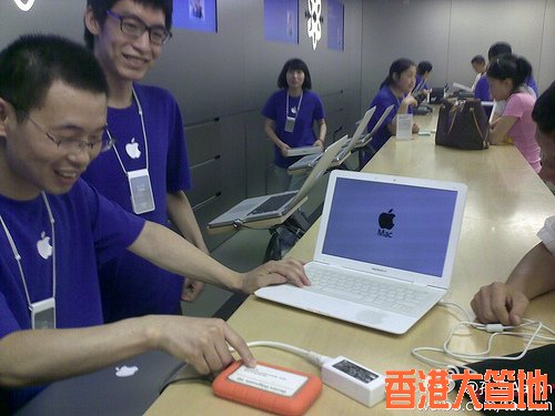 apple-store-genius-services-chinese-cheapos-fake-macbook-air.jpg